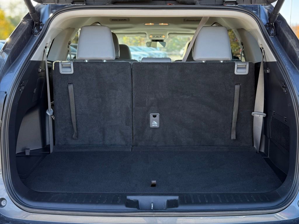 Certified 2025 Toyota Highlander XLE image 6