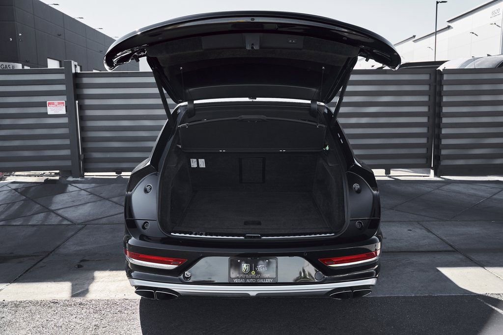 Used 2023 Bentley Bentayga Extended Wheelbase AWD/4WD image 16