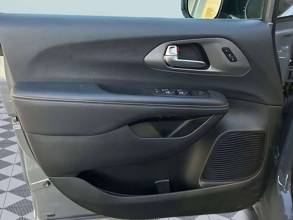 Used 2025 Chrysler Pacifica Select image 21