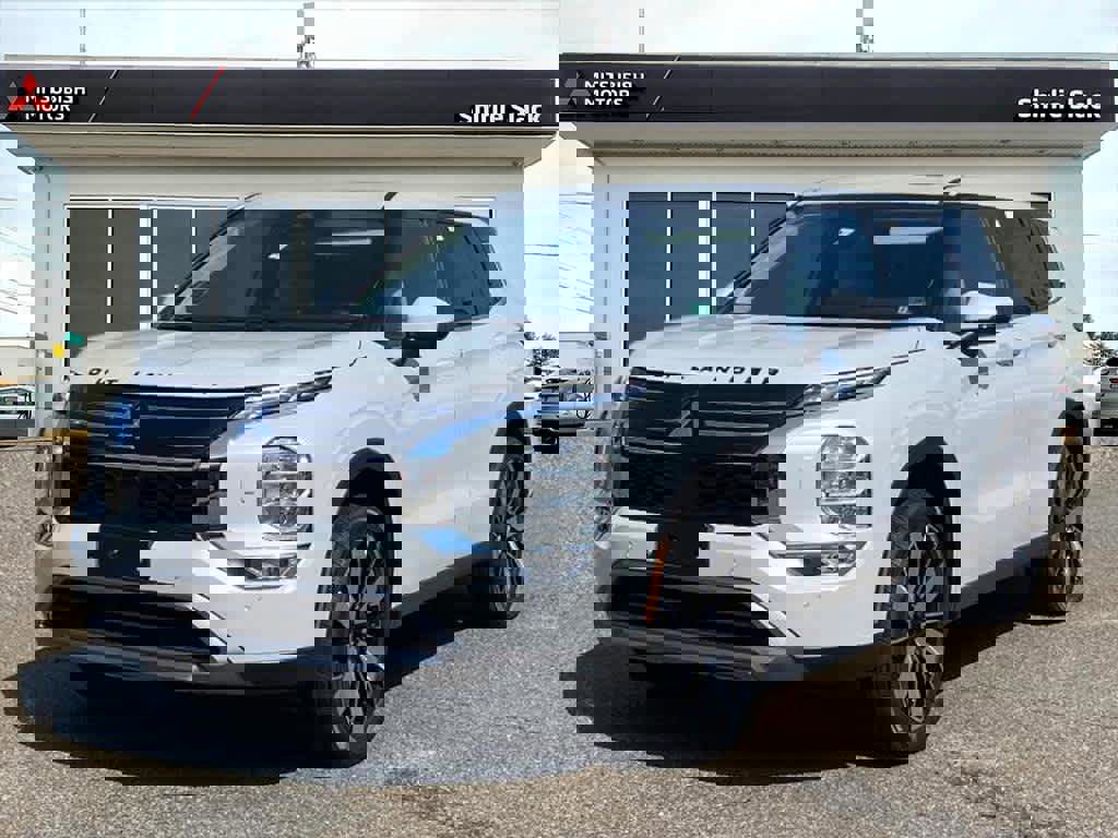 New 2025 Mitsubishi Outlander SE image 1