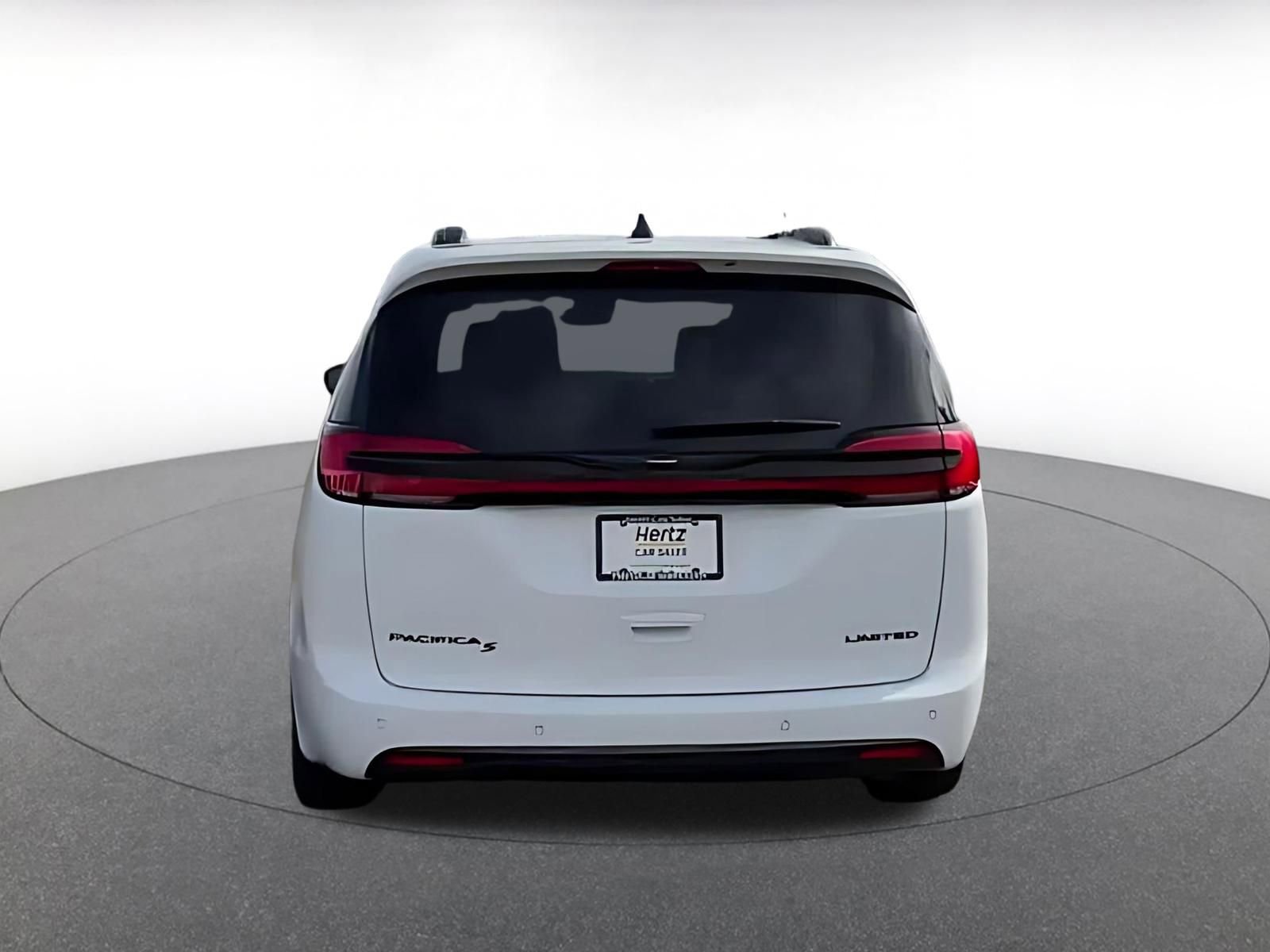 Used 2025 Chrysler Pacifica Limited image 11