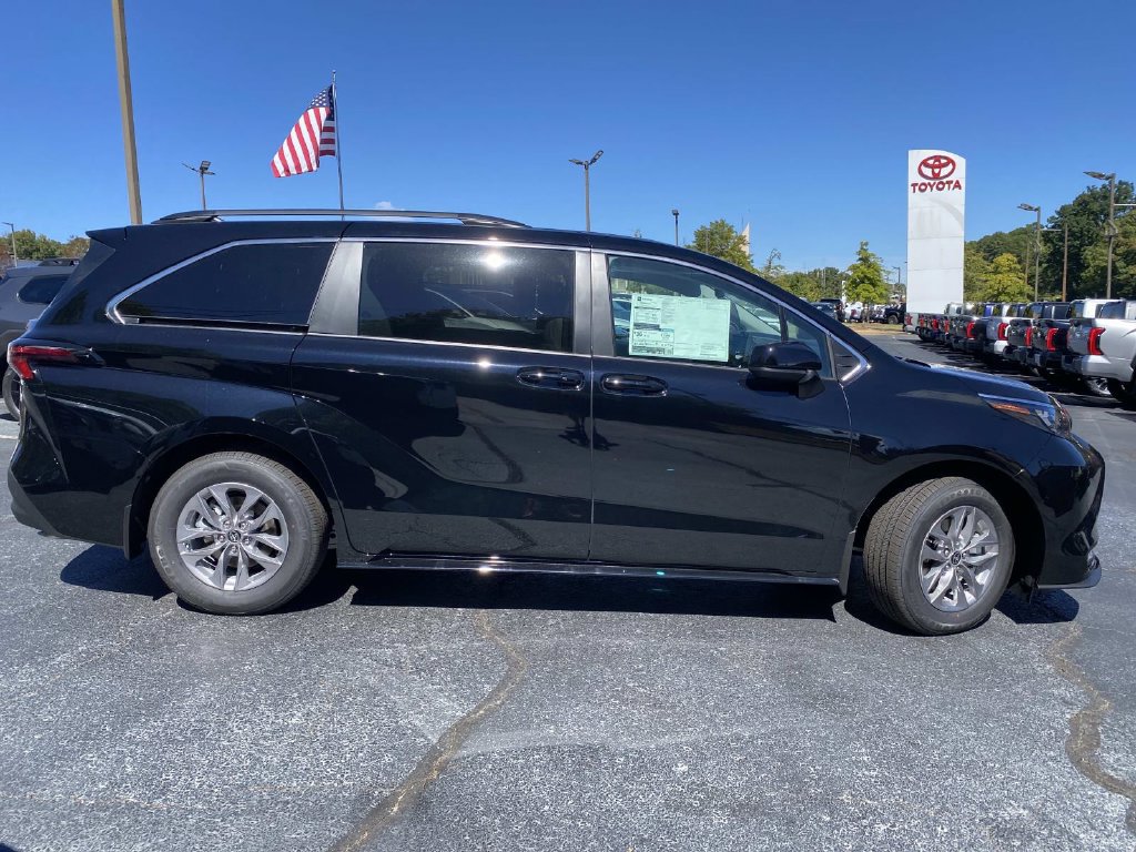 New 2026 Toyota Sienna LE FWD image 2