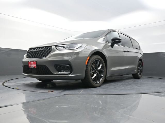 Used 2025 Chrysler Pacifica Limited image 30