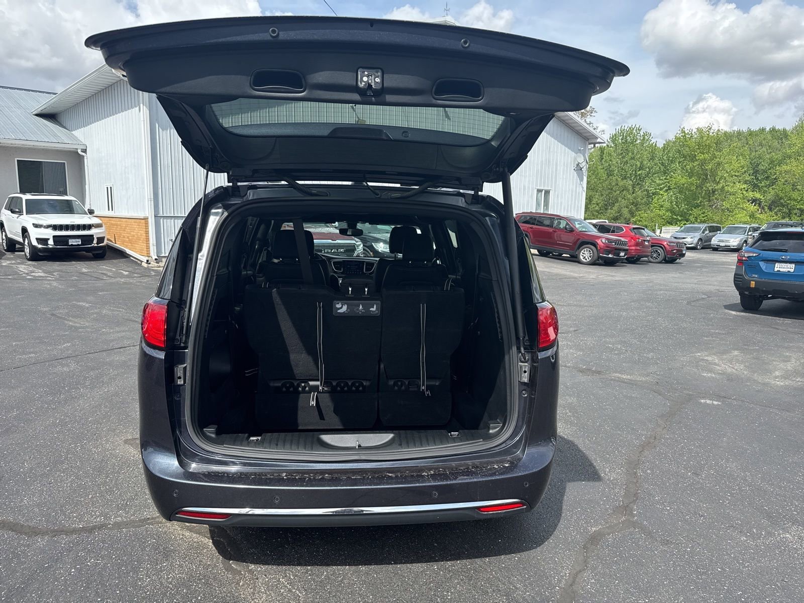 Used 2020 Chrysler Pacifica Touring-L FWD image 6