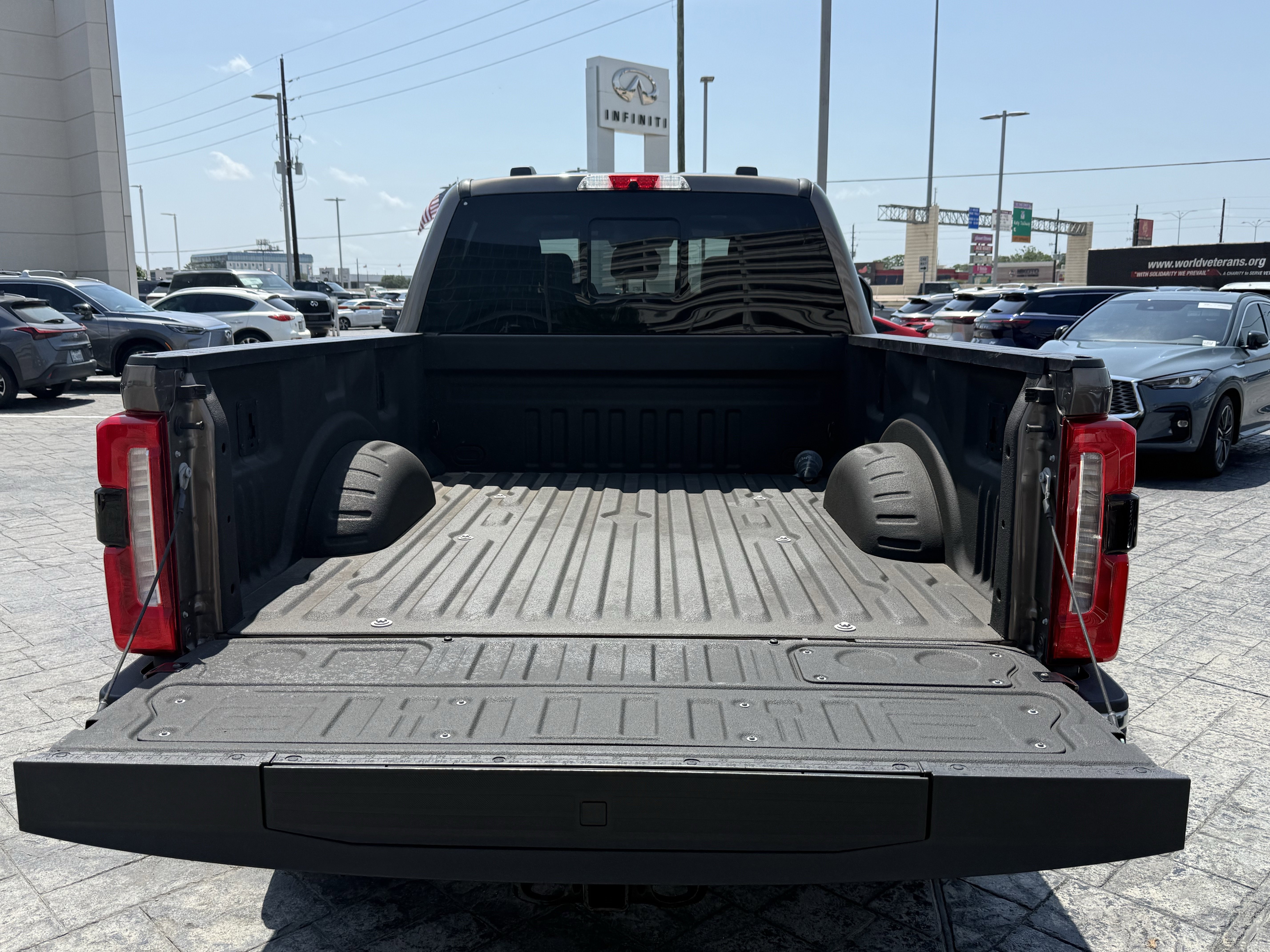 Used 2023 Ford F250 Lariat w/ Lariat Ultimate Package AWD/4WD image 7