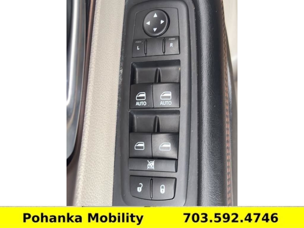 Used 2018 Chrysler Pacifica Touring-L FWD image 23