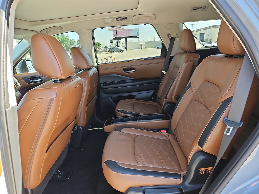 Used 2023 Nissan Pathfinder Platinum FWD image 11