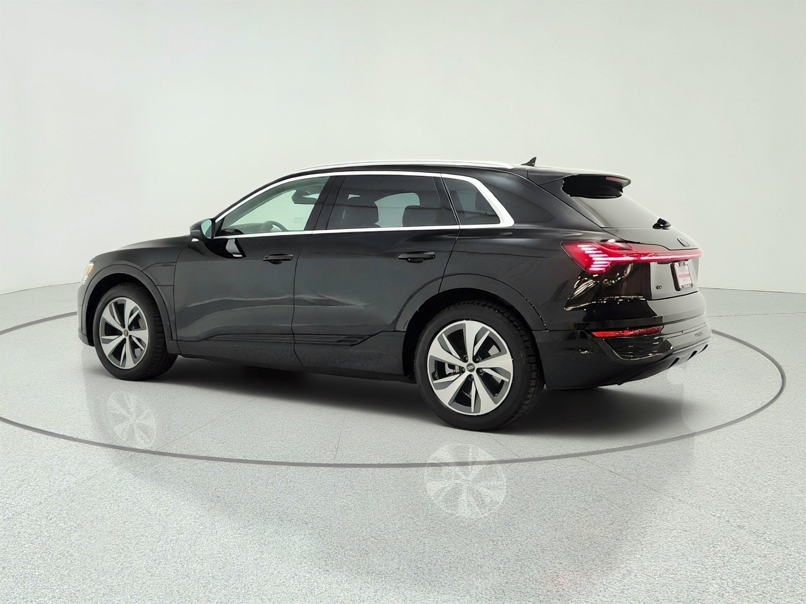 Used 2024 Audi Q8 e-tron Premium Plus w/ Premium Plus Package AWD/4WD image 7