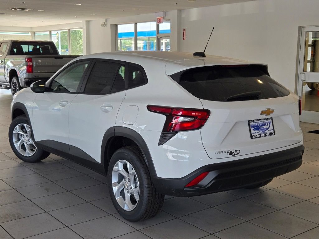 New 2026 Chevrolet Trax LS w/ LS Convenience Package FWD image 12