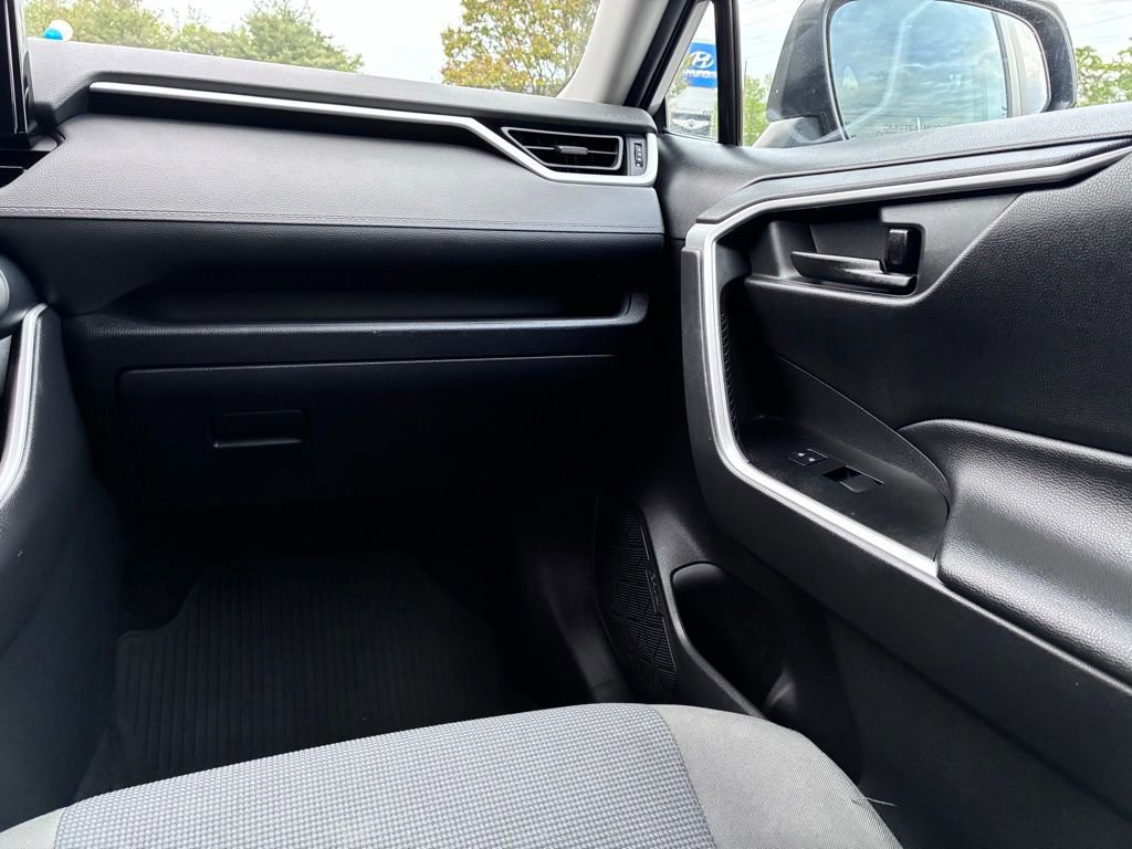 Used 2021 Toyota RAV4 LE AWD/4WD image 38