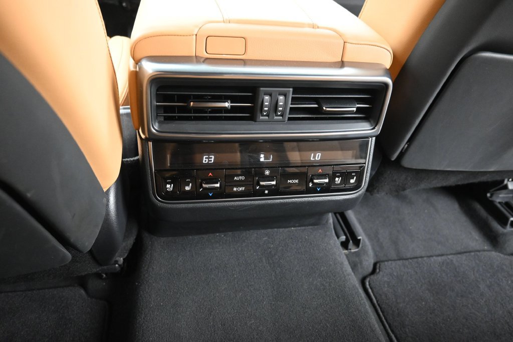 Used 2025 Lexus LX 600 4WD w/ Luxury Package image 16