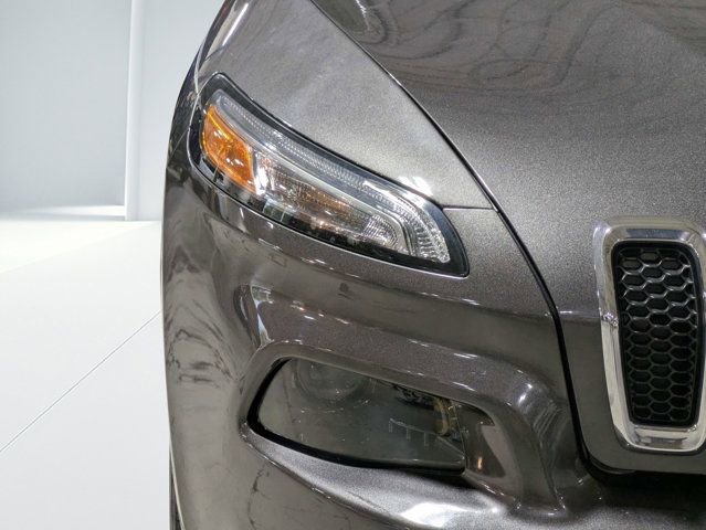 Used 2018 Jeep Cherokee Latitude Plus w/ Comfort/Convenience Group FWD image 9
