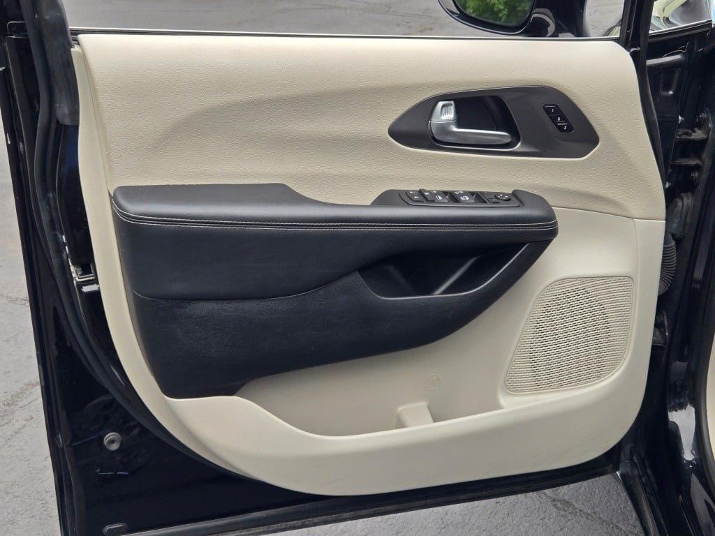 Used 2024 Chrysler Pacifica Touring-L FWD image 20