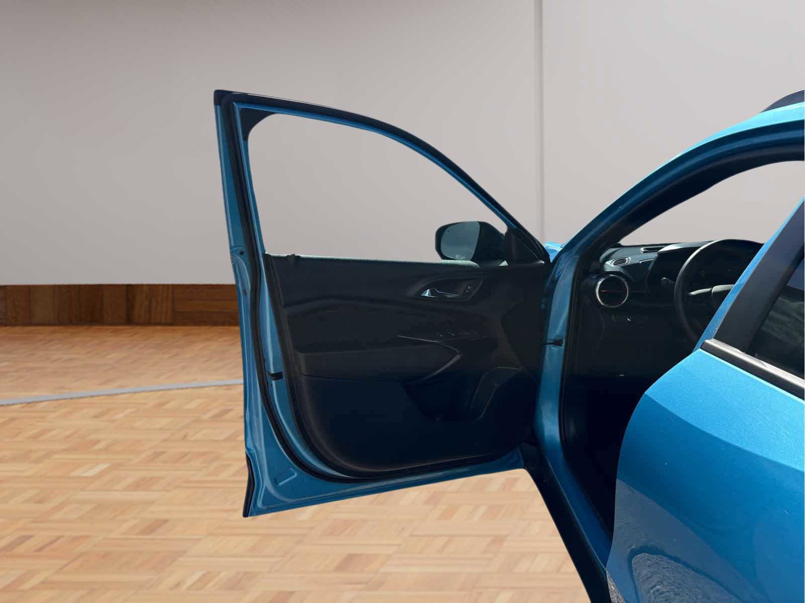 Used 2025 Chevrolet Trax RS w/ Sunroof Package FWD image 9
