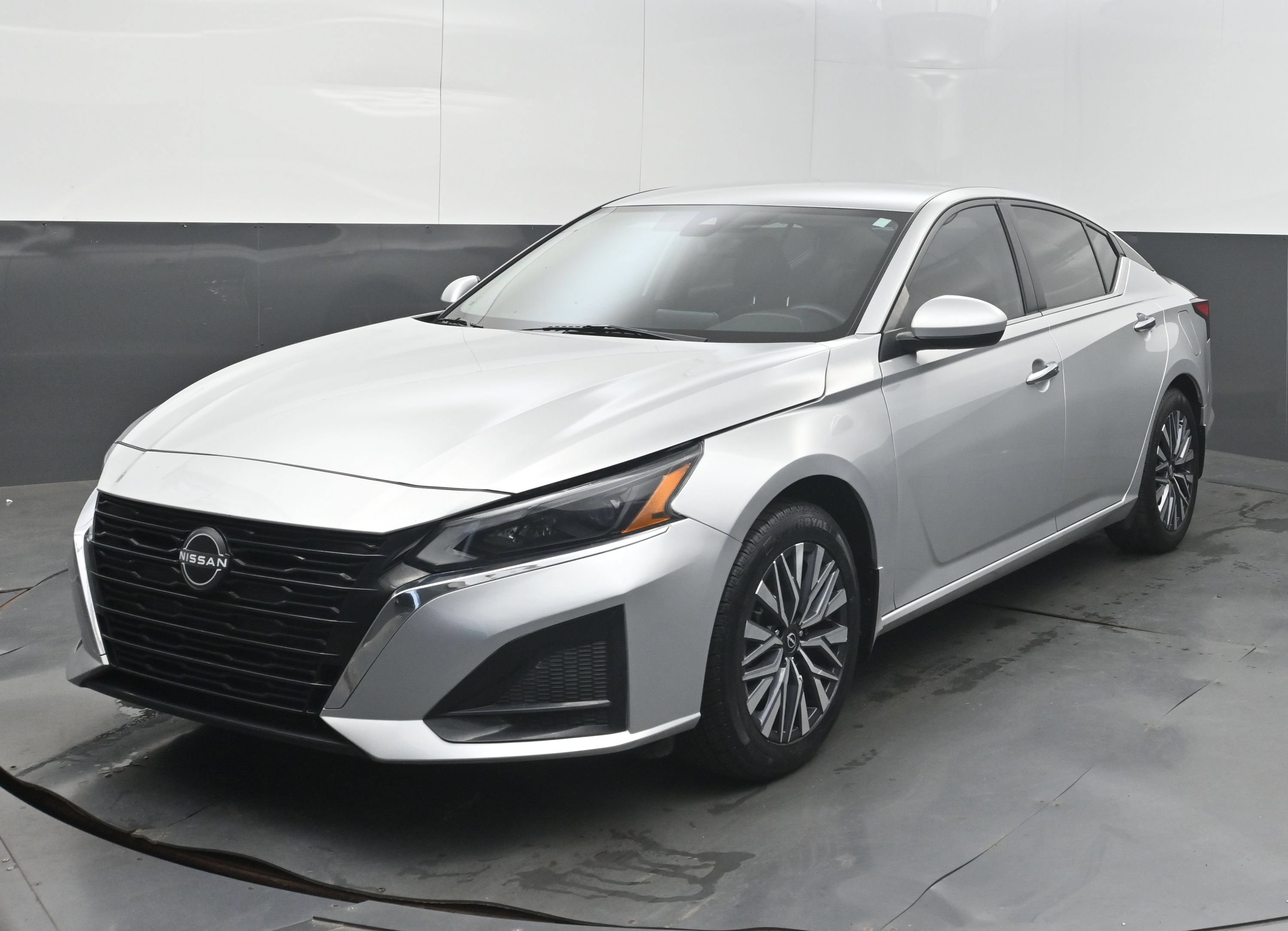 Used 2023 Nissan Altima 2.5 SV FWD image 4