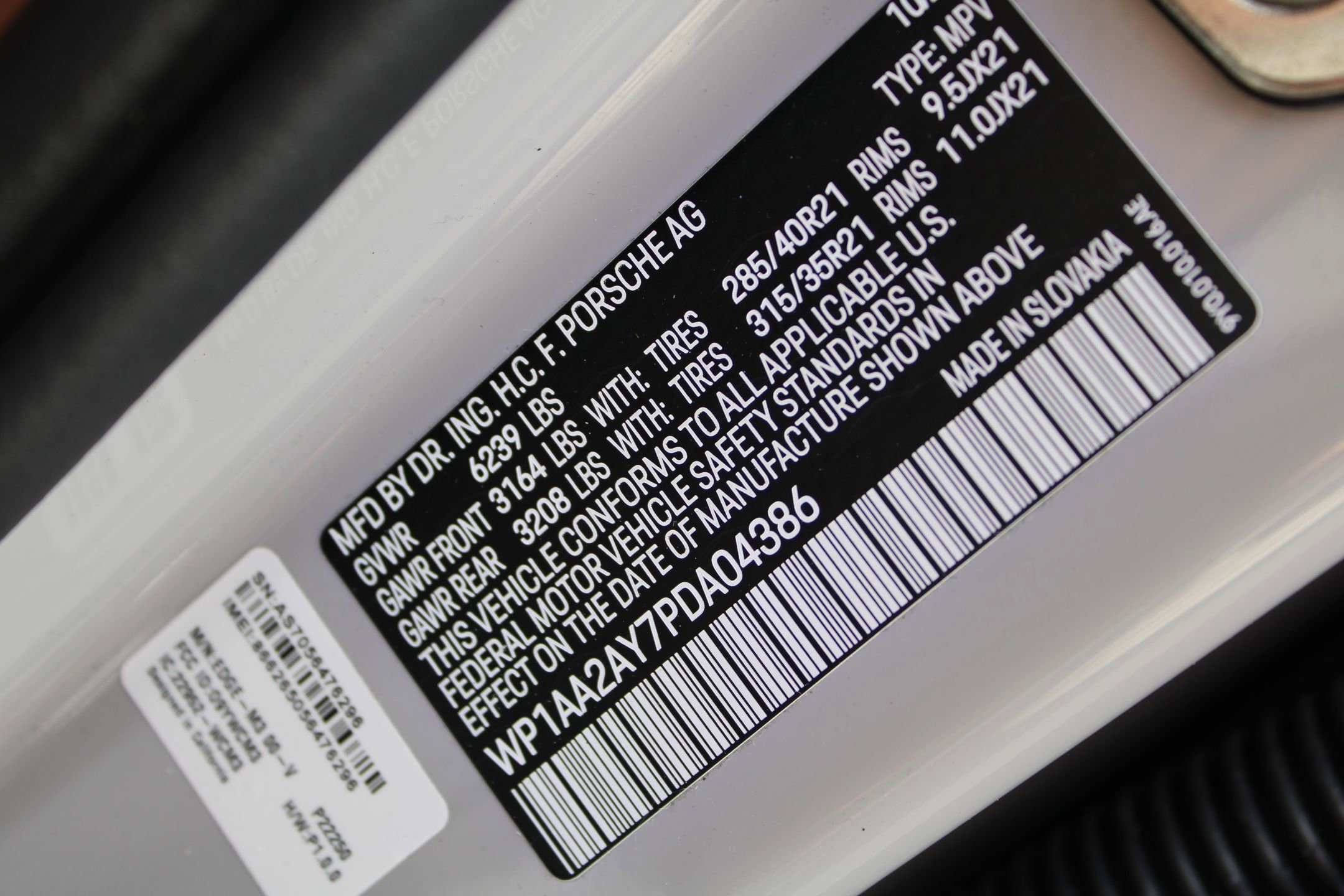 Certified 2023 Porsche Cayenne Platinum Edition image 32