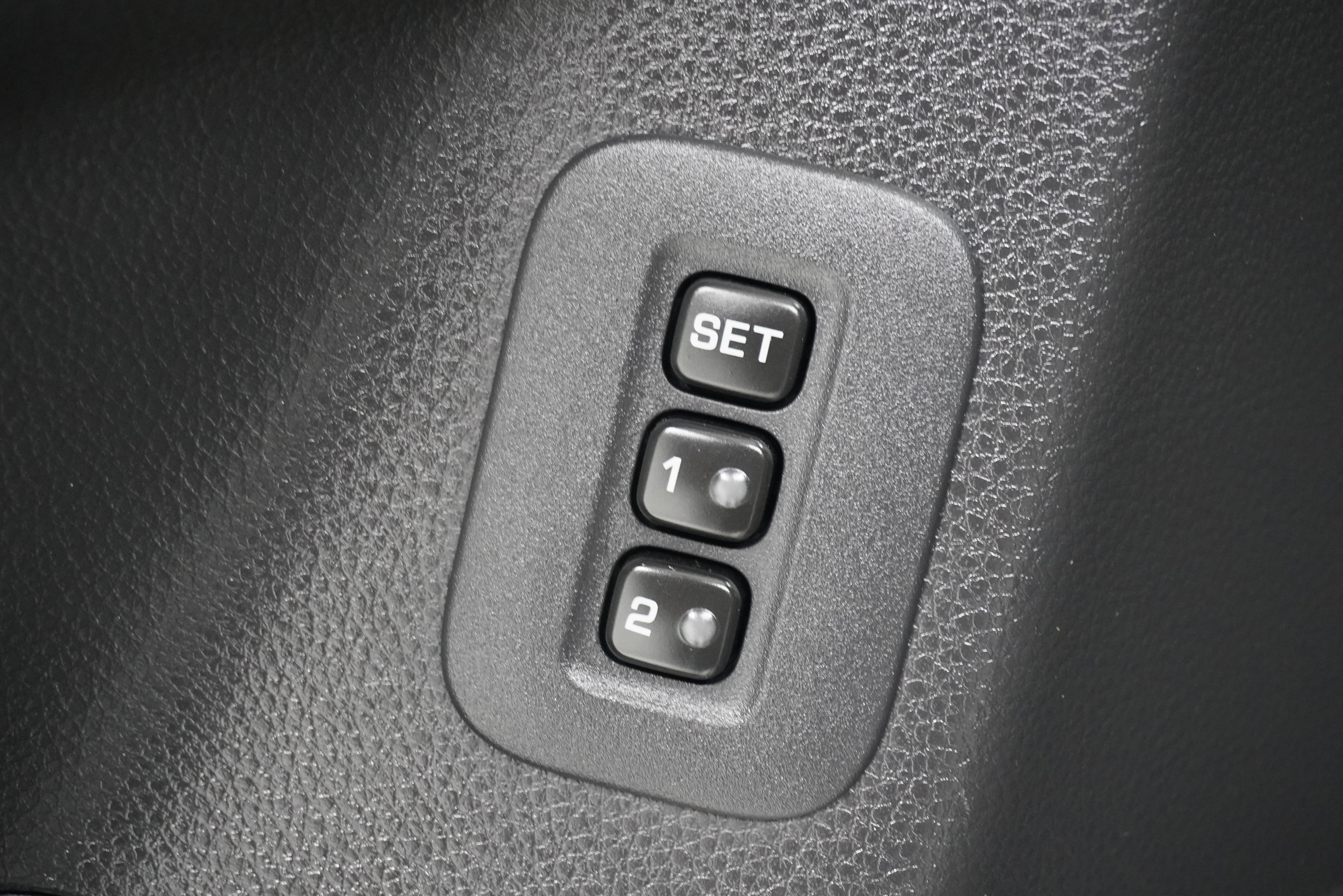 Used 2014 Nissan Armada Platinum w/ 2nd Row Captain Seat Package RWD image 15