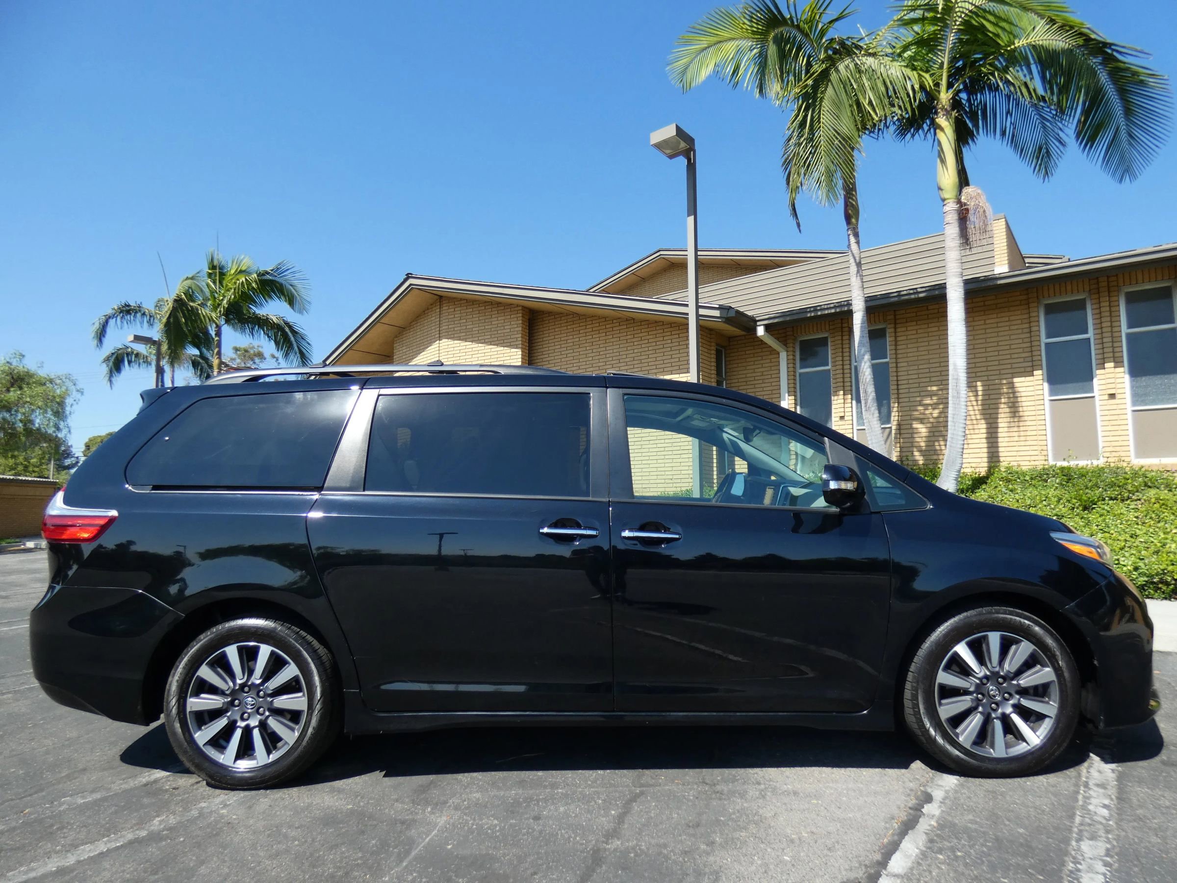 Used 2018 Toyota Sienna Limited image 6
