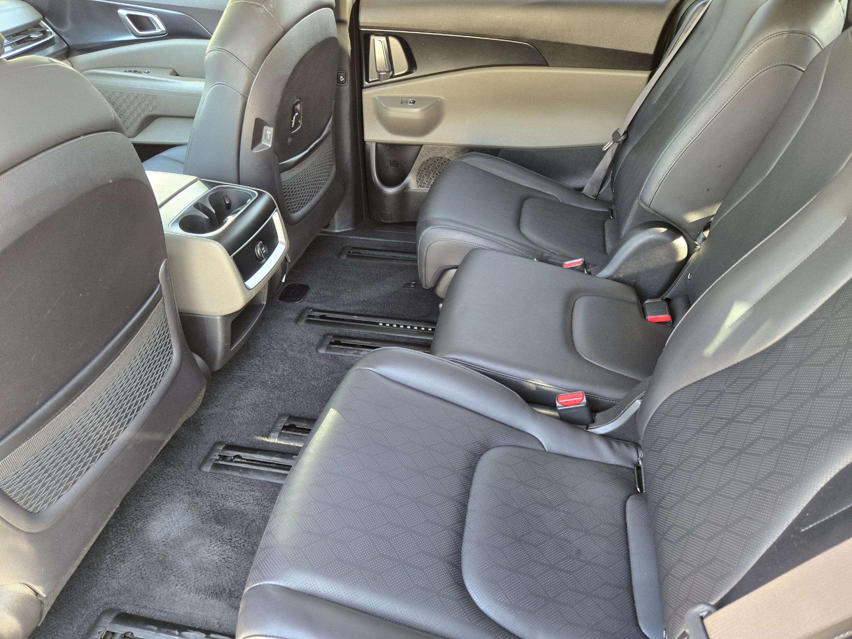 Used 2025 Kia Carnival FWD image 26