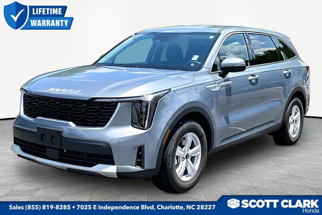 Used 2024 Kia Sorento LX FWD image 3