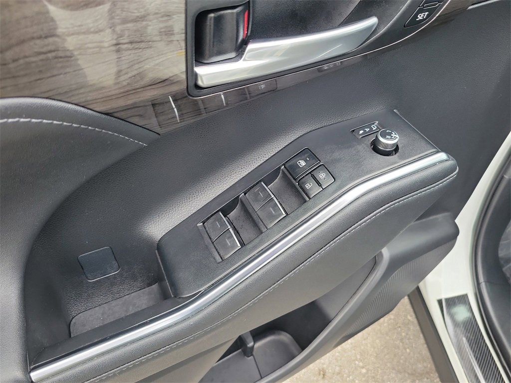 Used 2023 Toyota Highlander Limited image 17