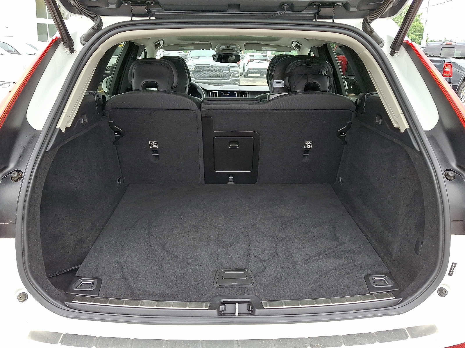 Used 2022 Volvo XC60 B5 Momentum image 31