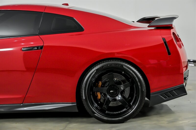 Used 2018 Nissan GT-R Premium AWD/4WD image 9