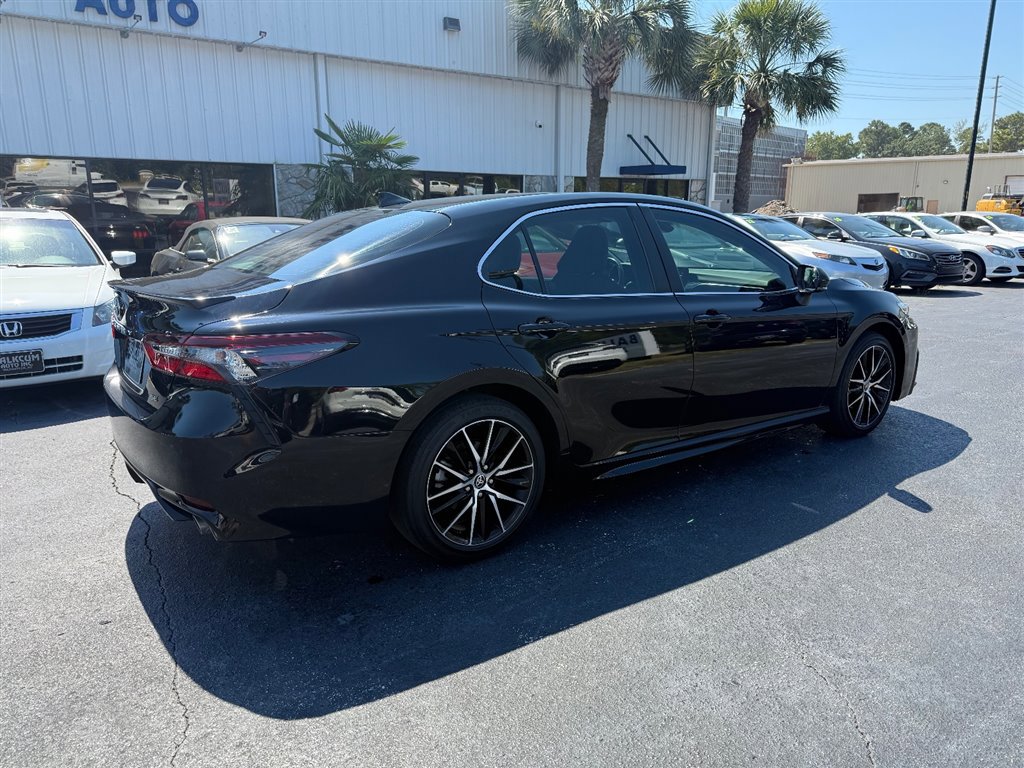 Used 2022 Toyota Camry SE image 3