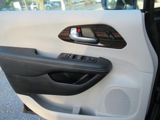 Used 2024 Chrysler Pacifica Limited image 18