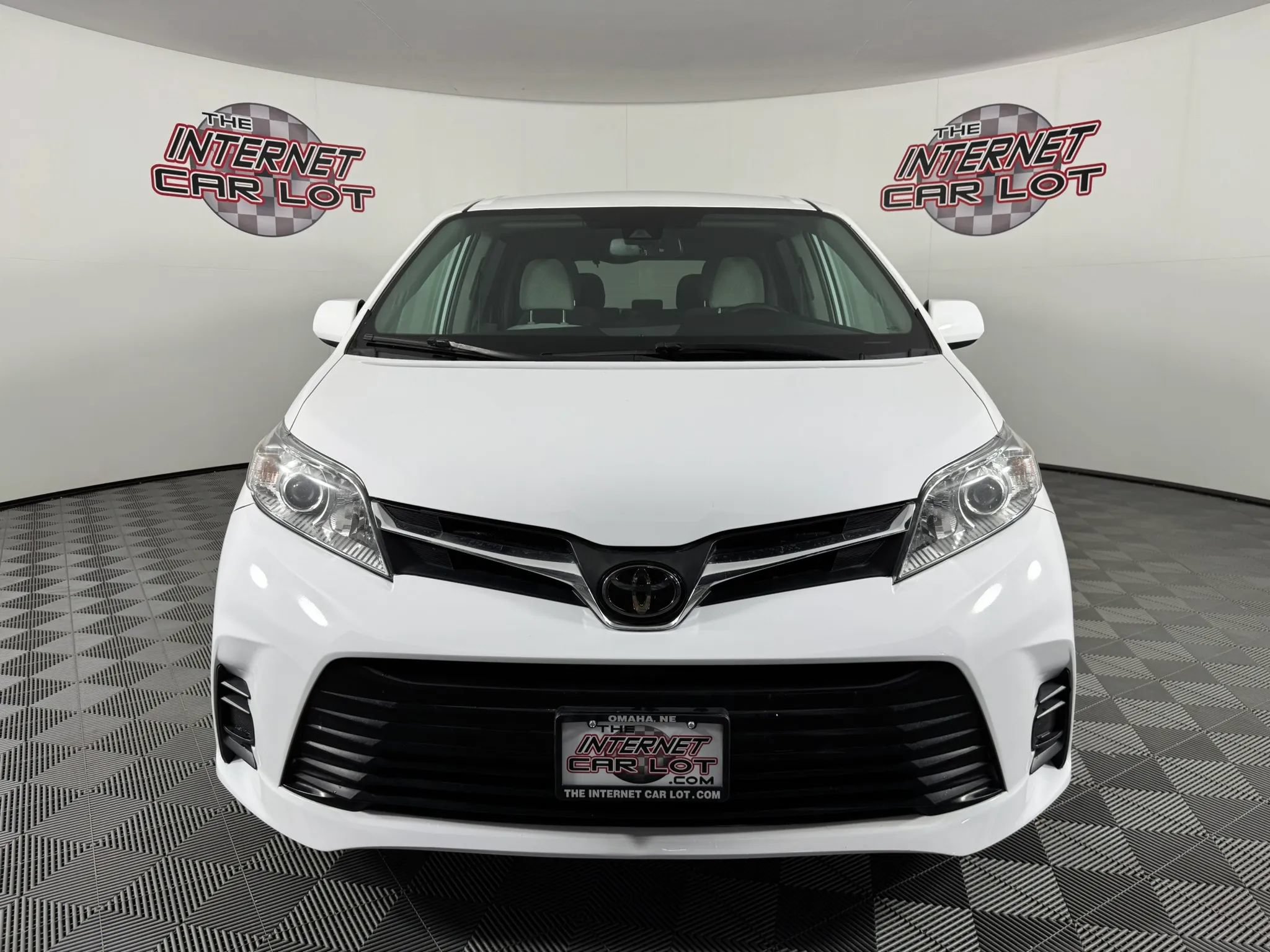 Used 2019 Toyota Sienna LE AWD/4WD image 2