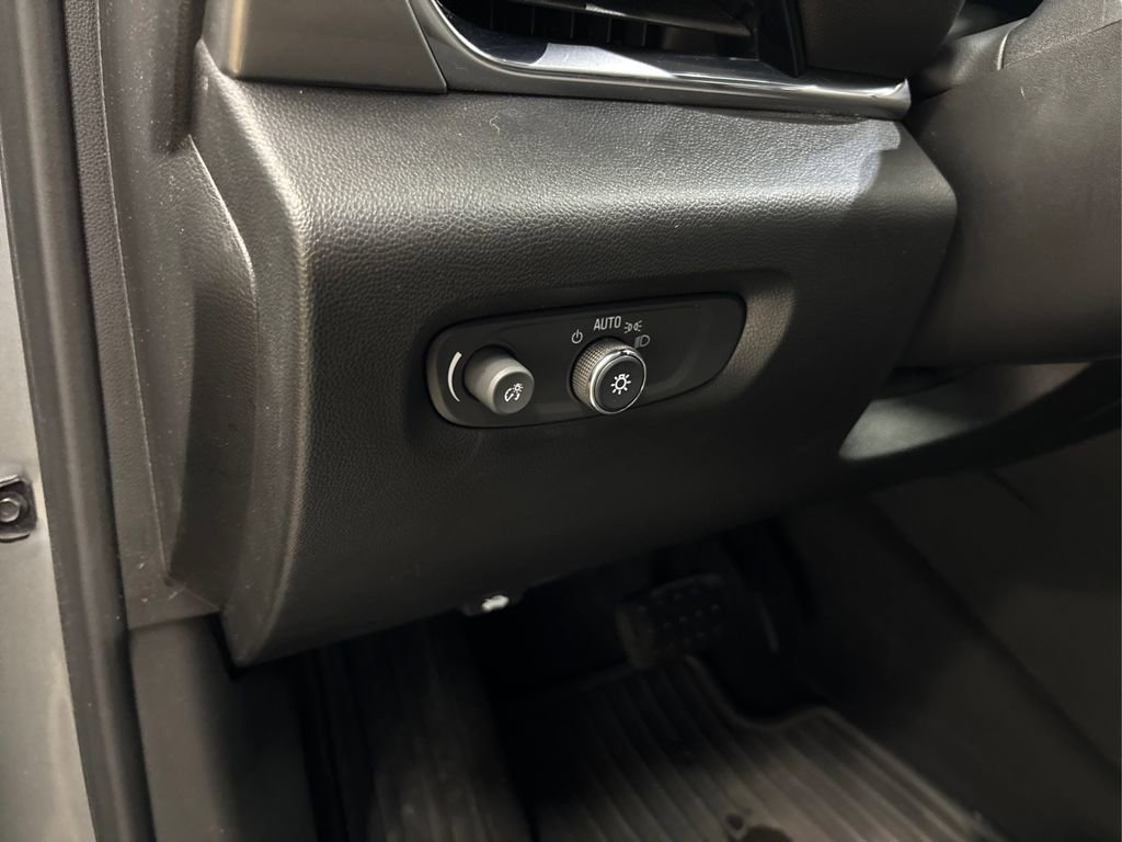 Used 2023 Chevrolet Traverse LT image 38