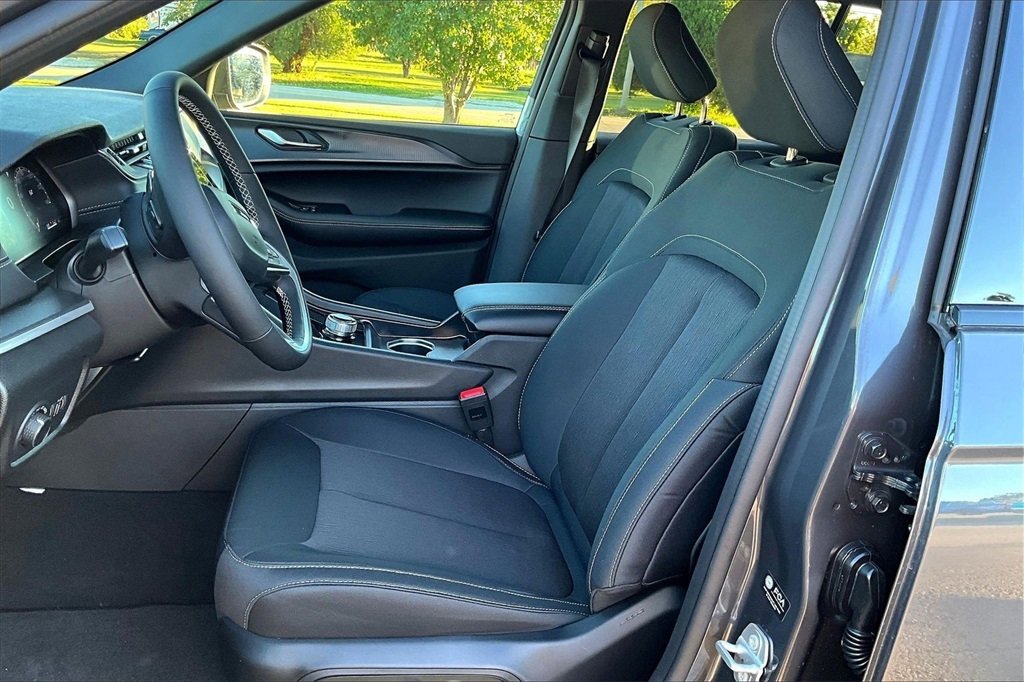 New 2025 Jeep Grand Cherokee Laredo w/ Luxury Tech Group I image 9