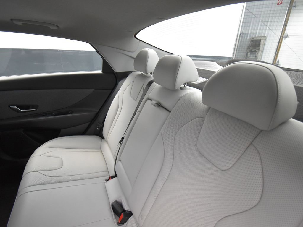 Used 2022 Hyundai Elantra Limited image 12