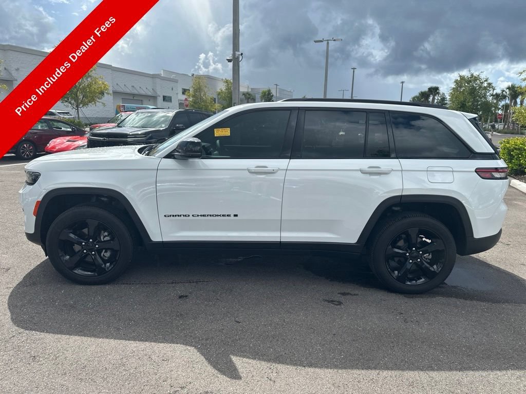 Used 2025 Jeep Grand Cherokee Altitude AWD/4WD image 2
