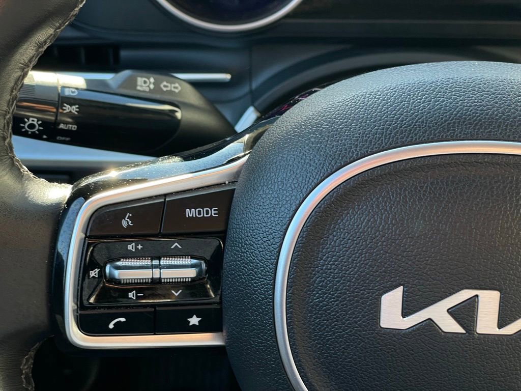 Used 2023 Kia Carnival LX image 15