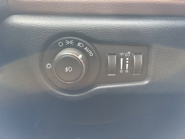 Used 2017 Chrysler Pacifica Limited w/ UConnect Theater Package image 27