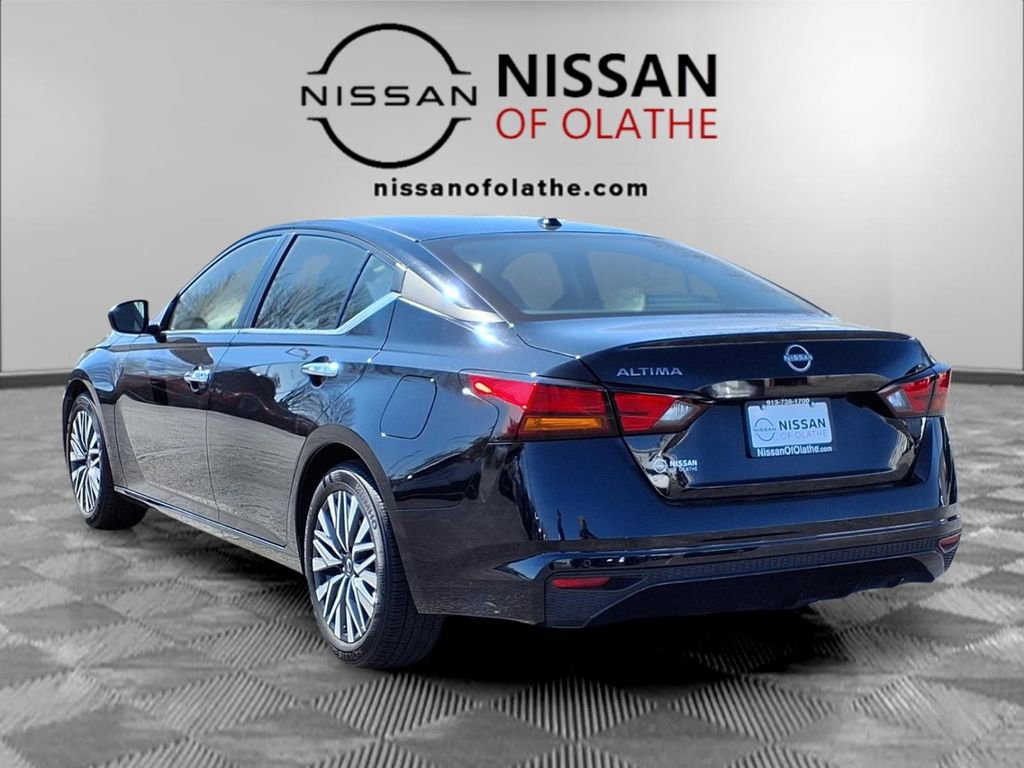 Used 2025 Nissan Altima 2.5 SV image 3