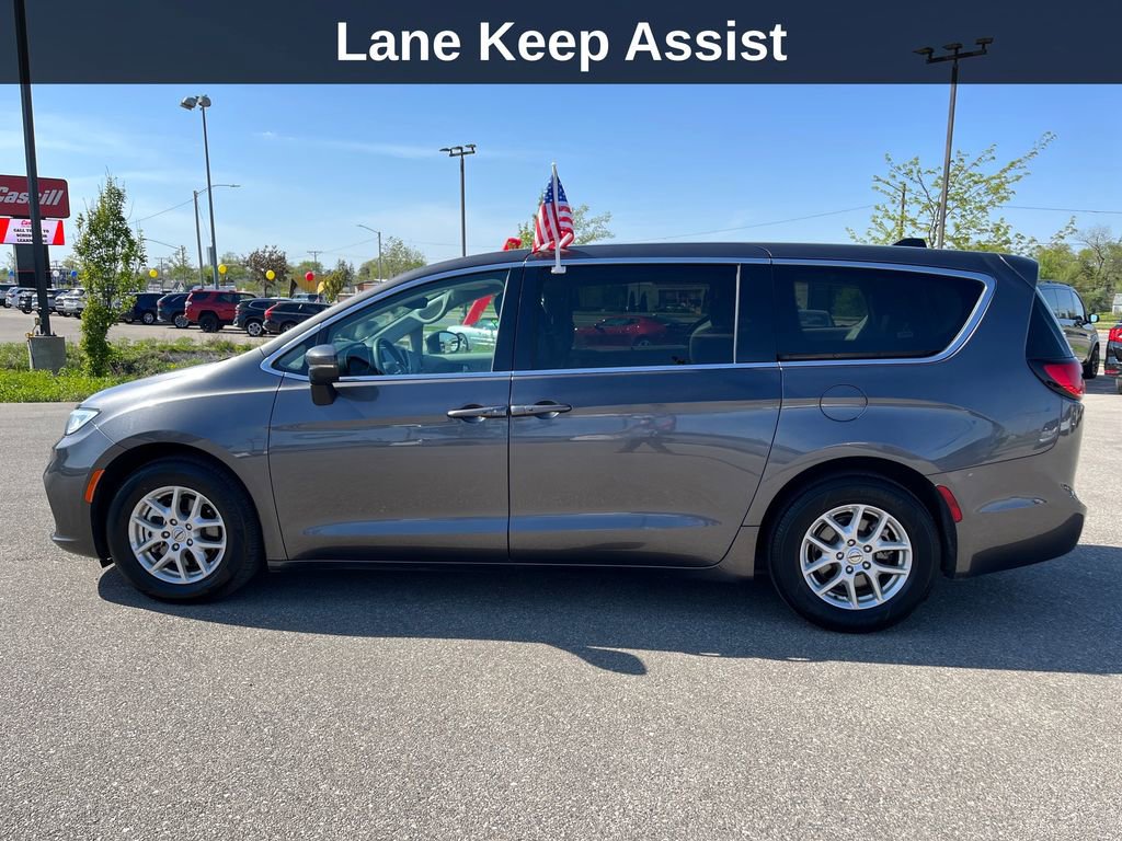 Used 2023 Chrysler Pacifica Touring-L FWD image 2