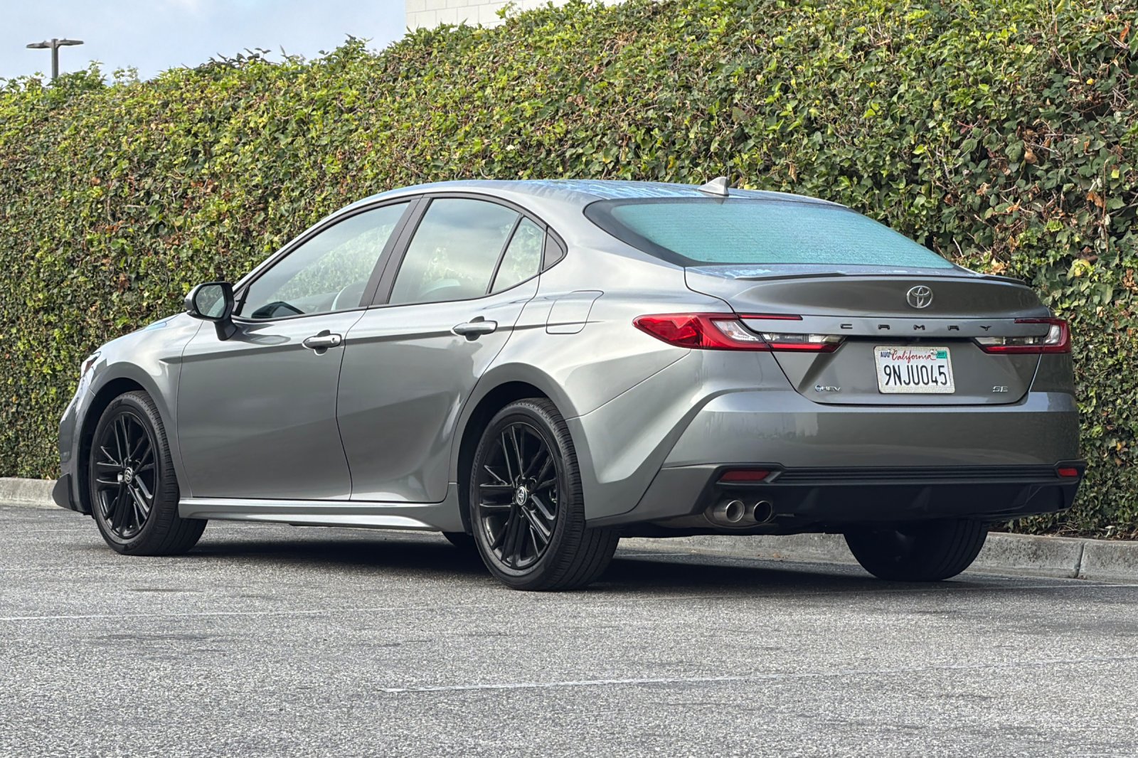 Used 2025 Toyota Camry SE w/ Convenience Package FWD image 6