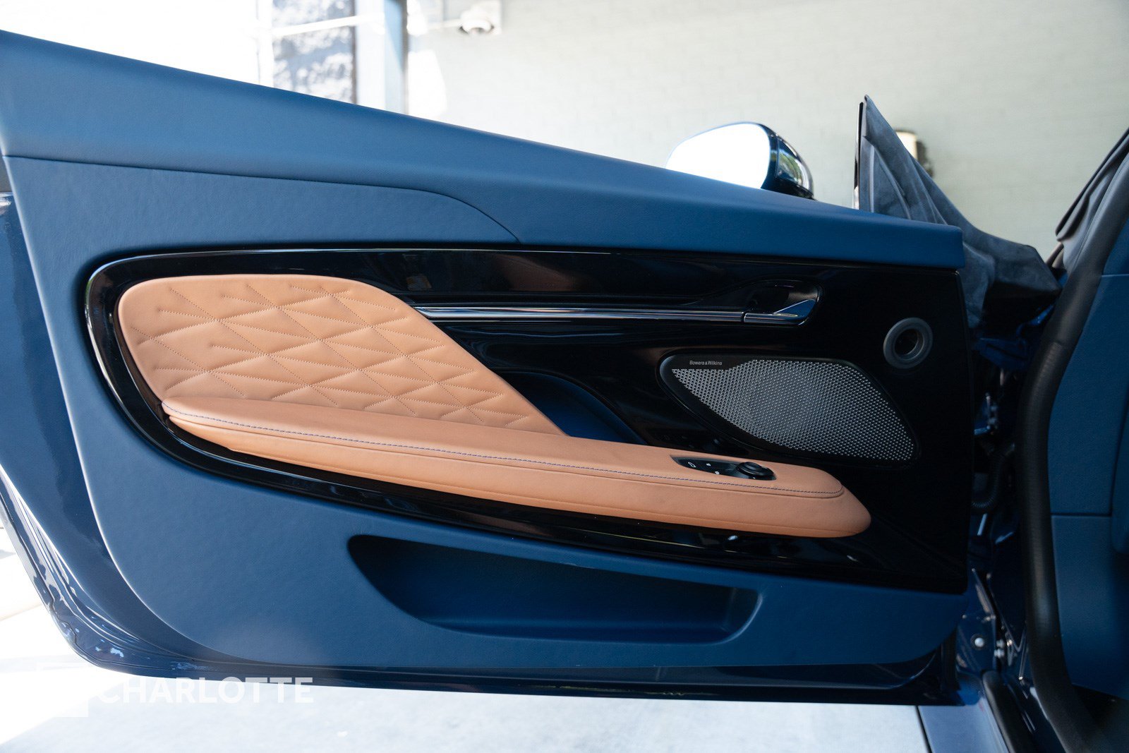 Used 2025 Aston Martin DB12 Coupe RWD image 19