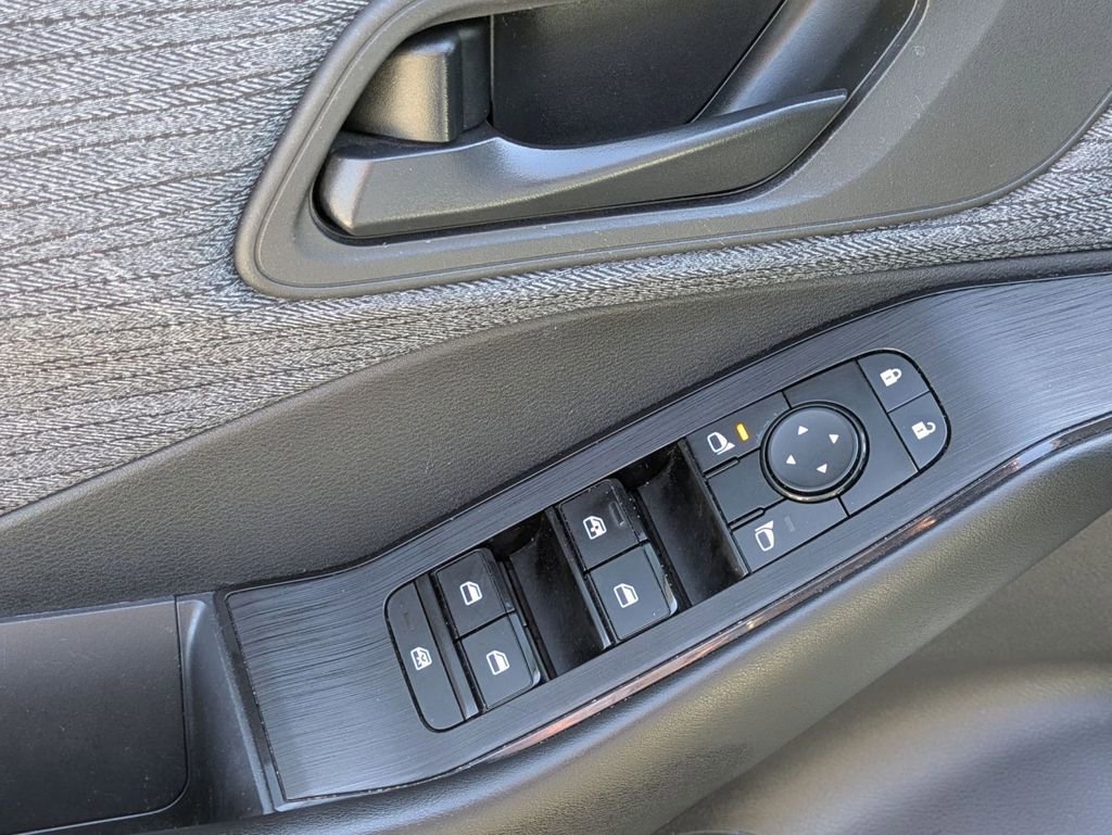 Used 2023 Nissan Rogue S FWD image 12