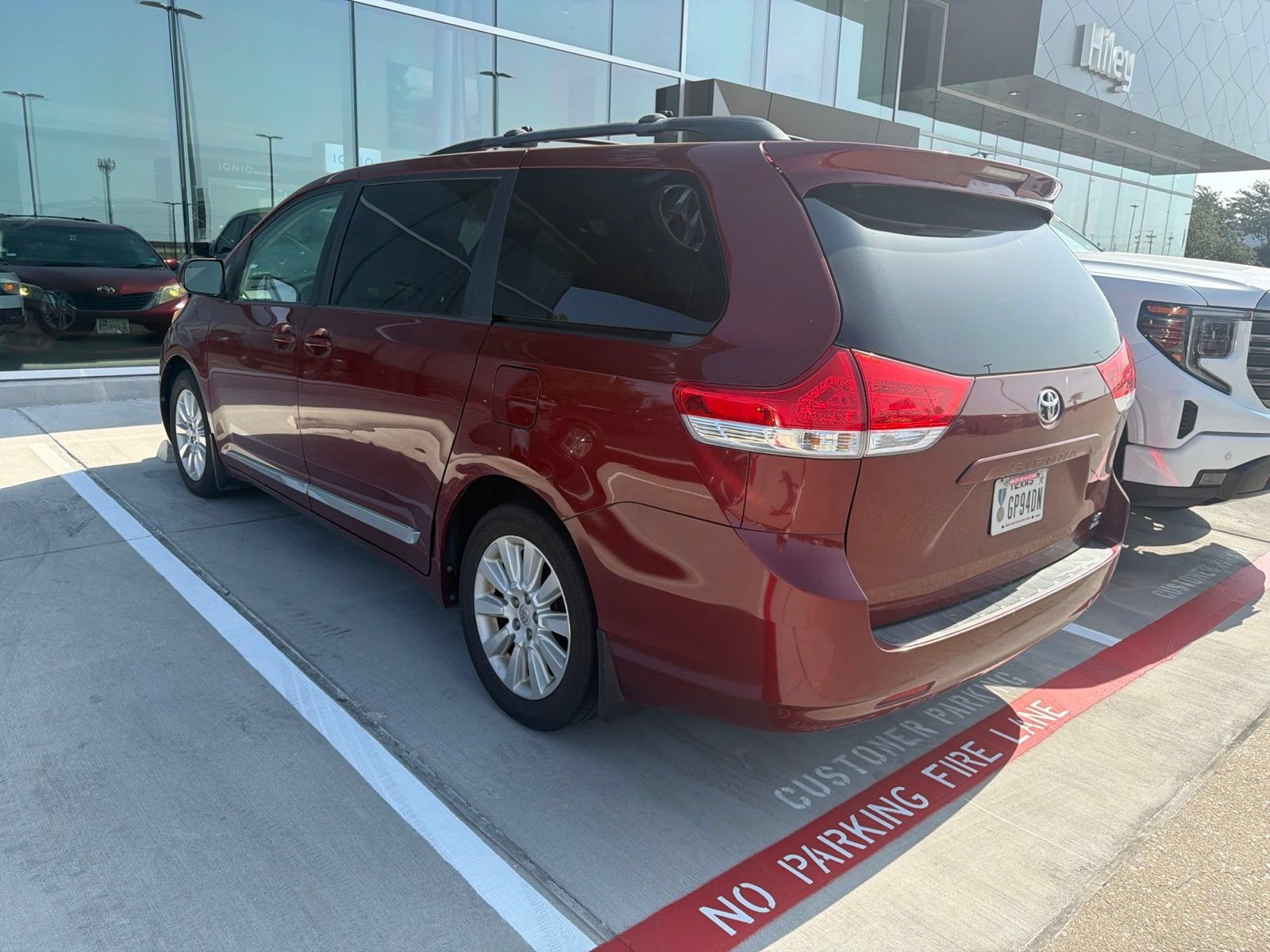 Used 2013 Toyota Sienna LE w/ Towing Pkg AWD/4WD image 6