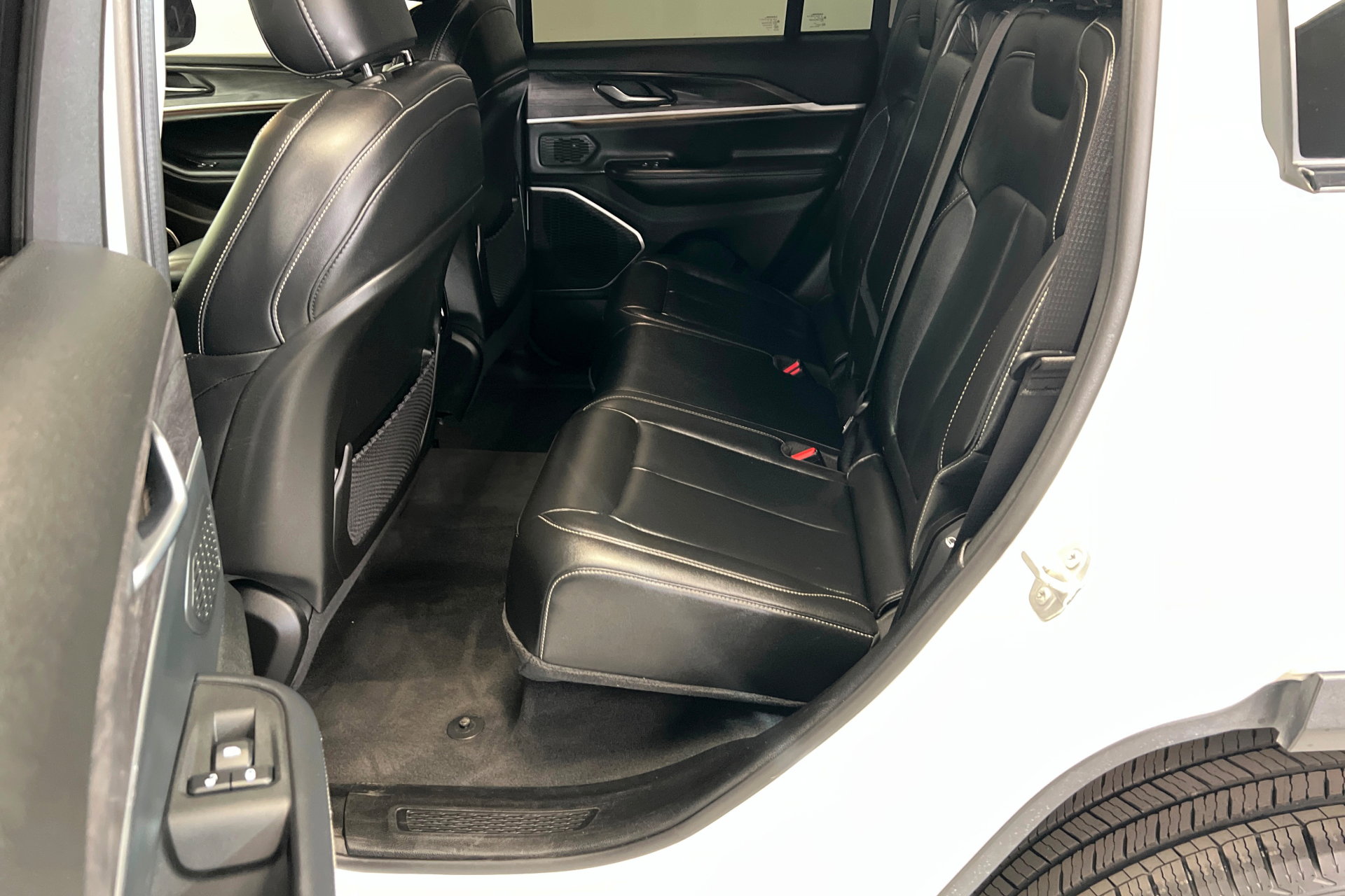 Used 2022 Jeep Grand Cherokee Limited AWD/4WD image 22