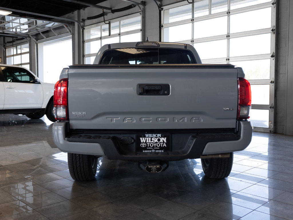 Used 2018 Toyota Tacoma TRD Sport AWD/4WD image 3