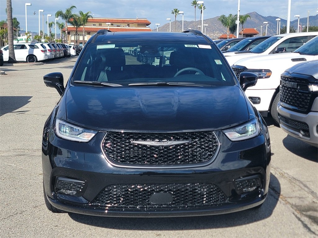 New 2025 Chrysler Pacifica Select w/ Fav Edition Package image 2