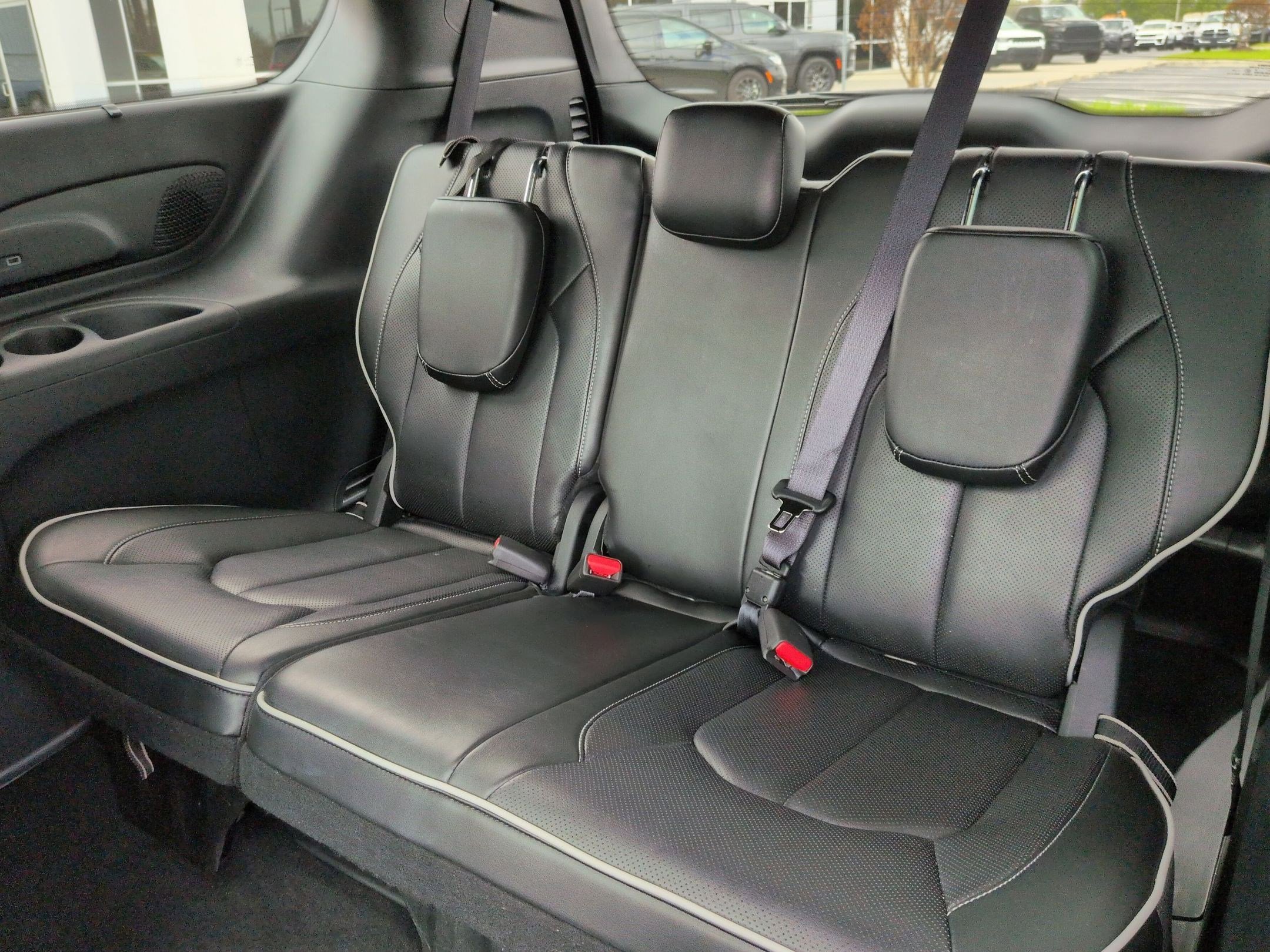 Used 2025 Chrysler Pacifica Limited FWD image 18