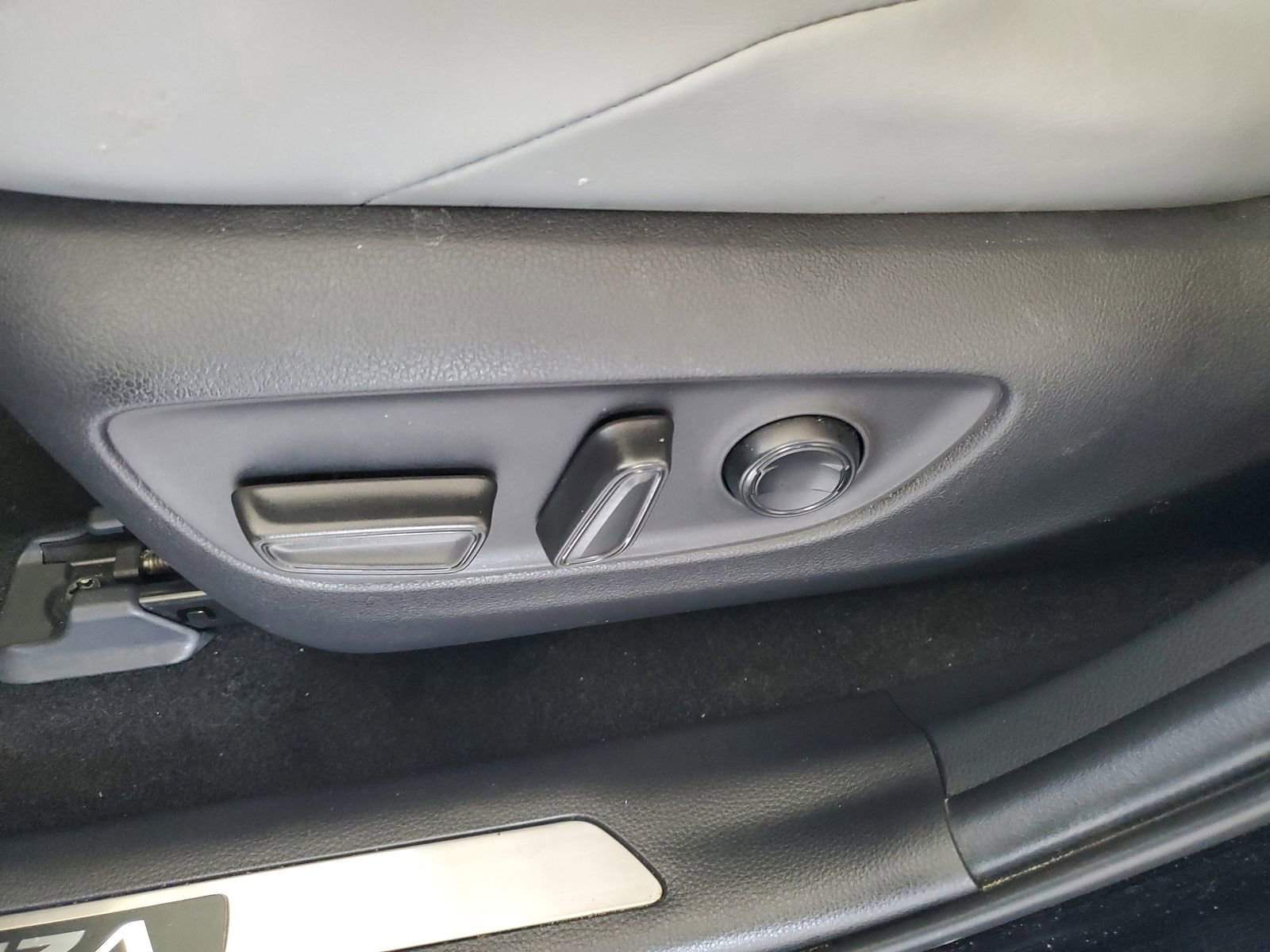 Used 2021 Toyota Venza XLE w/ Carpet Mat Package (TMS) image 7