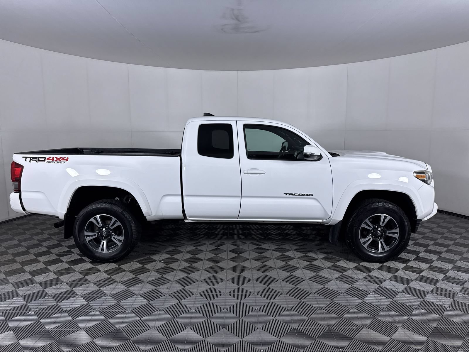 Used 2016 Toyota Tacoma TRD Sport w/ Towing Package AWD/4WD image 10