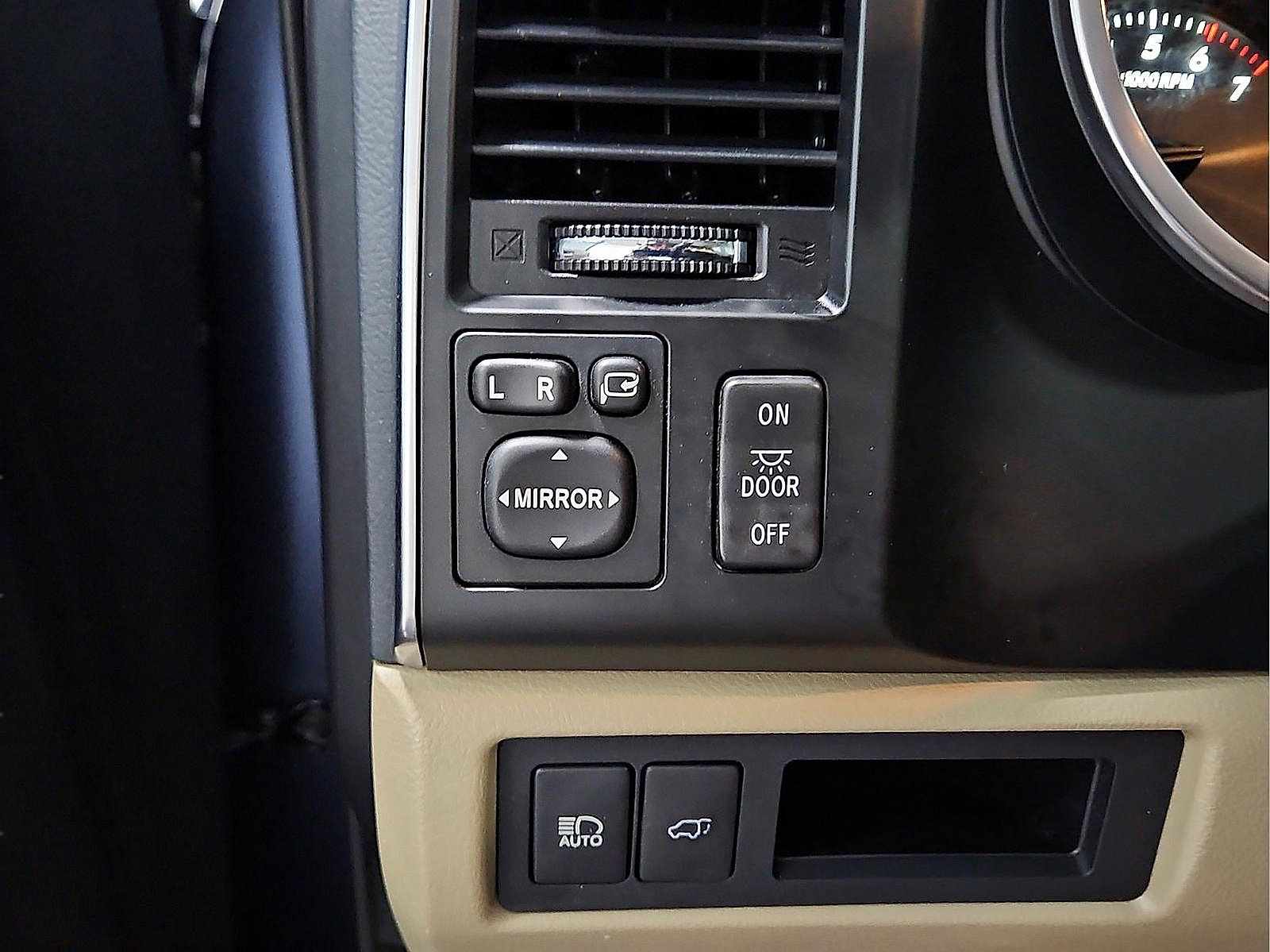 Certified 2019 Toyota Sequoia Platinum AWD/4WD image 18