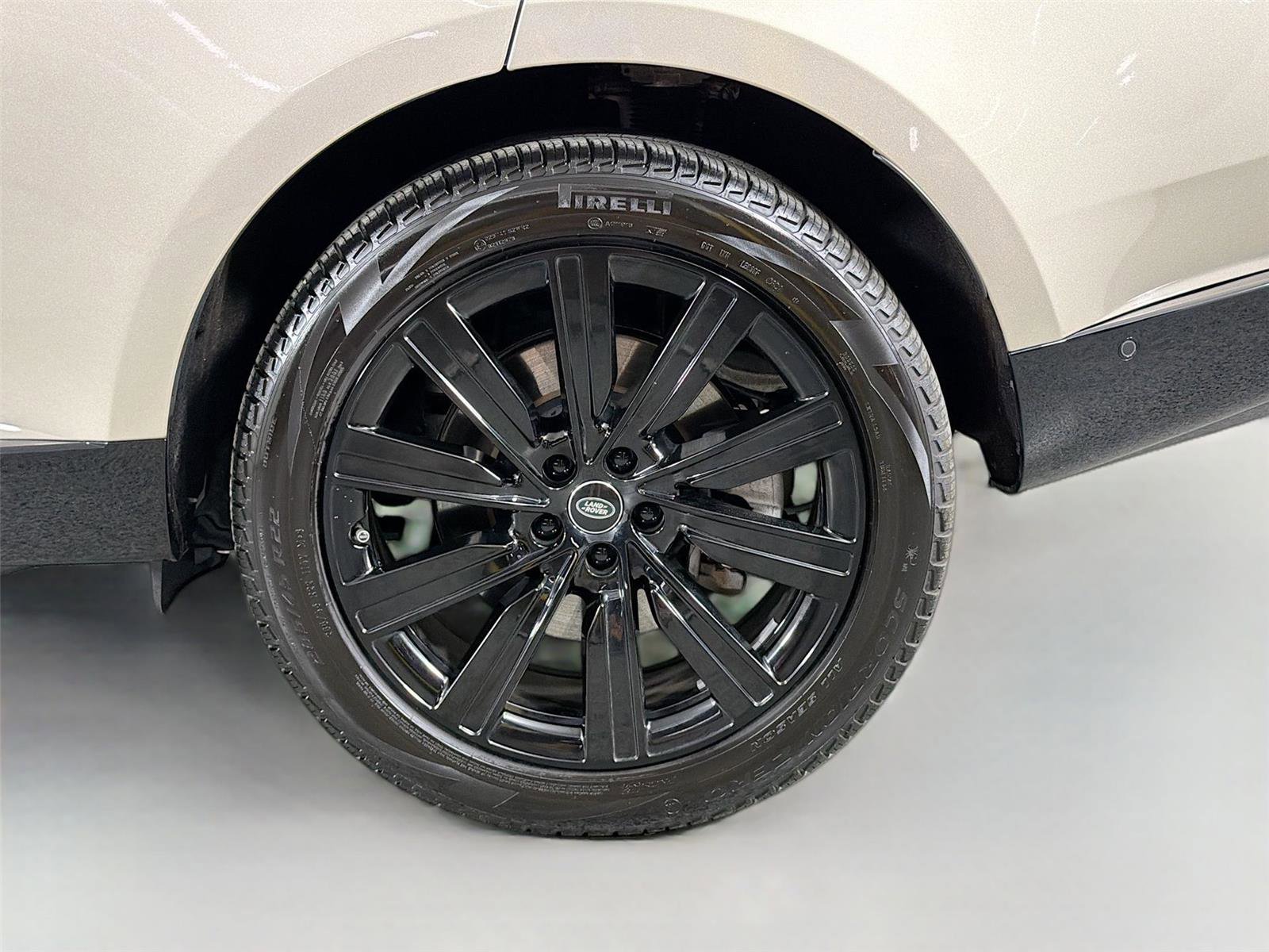 Certified 2025 Land Rover Range Rover SE AWD/4WD image 32